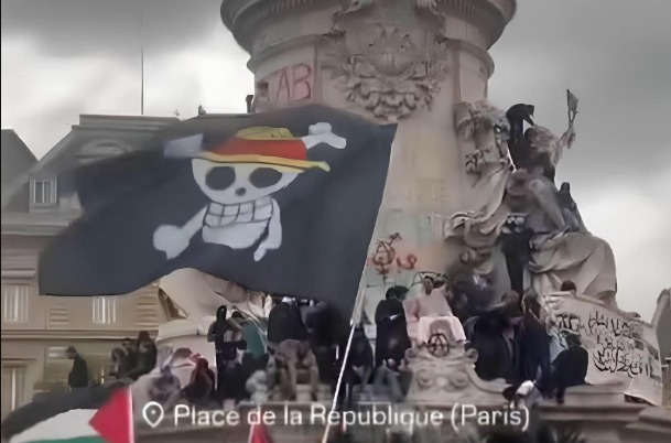 Bendera One Piece di Demo RI juga terlihat di jalanan Paris. (X@blue_berets7)